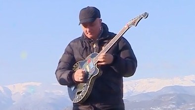 Dırnaqları çıxarılıb, barmaqları yandırılan gitaraçı illər sonra saxlanıldığı həbsxanada- VİDEO